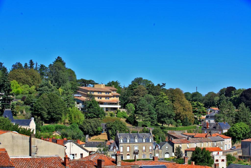 Logis Hotel De La Bruyere Pouzauges Eksteriør bilde