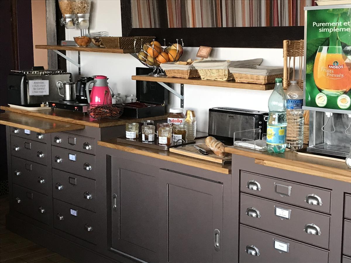 Logis Hotel De La Bruyere Pouzauges Eksteriør bilde